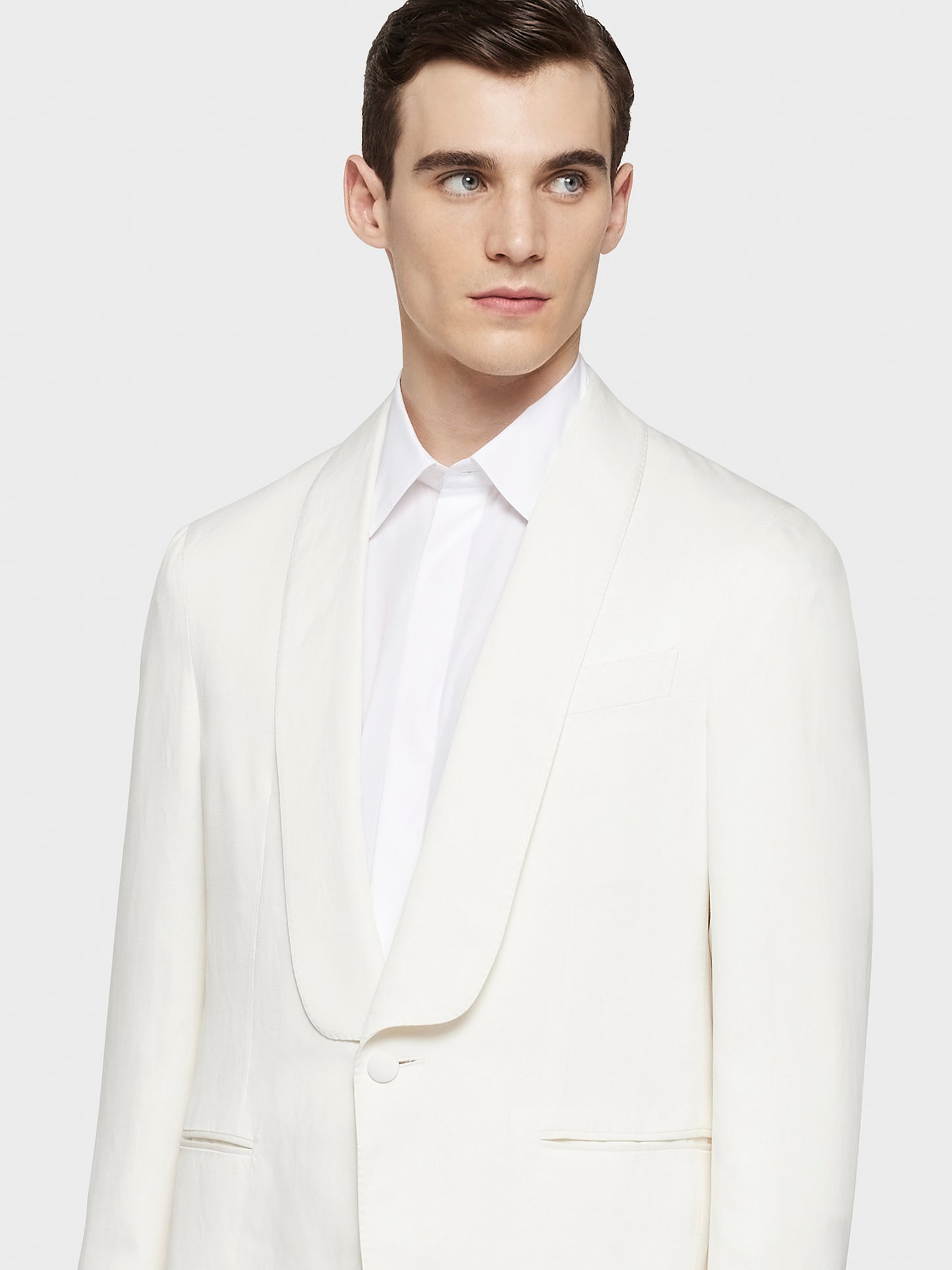 Caruso Menswear Abbigliamento Uomo Abito Aida in seta e lino bianco indossato giacca
