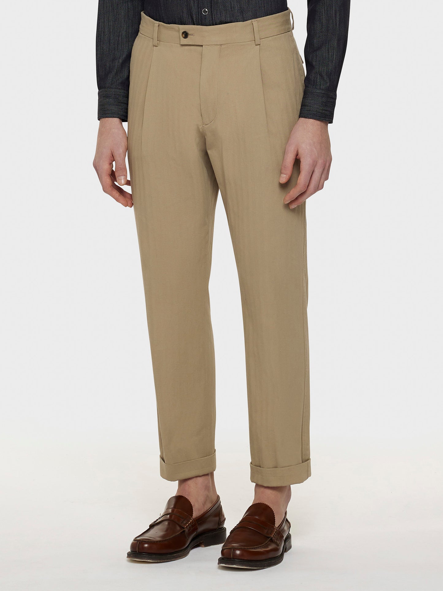 Caruso Menswear Abbigliamento Uomo Pantalone in cotone beige indossato front