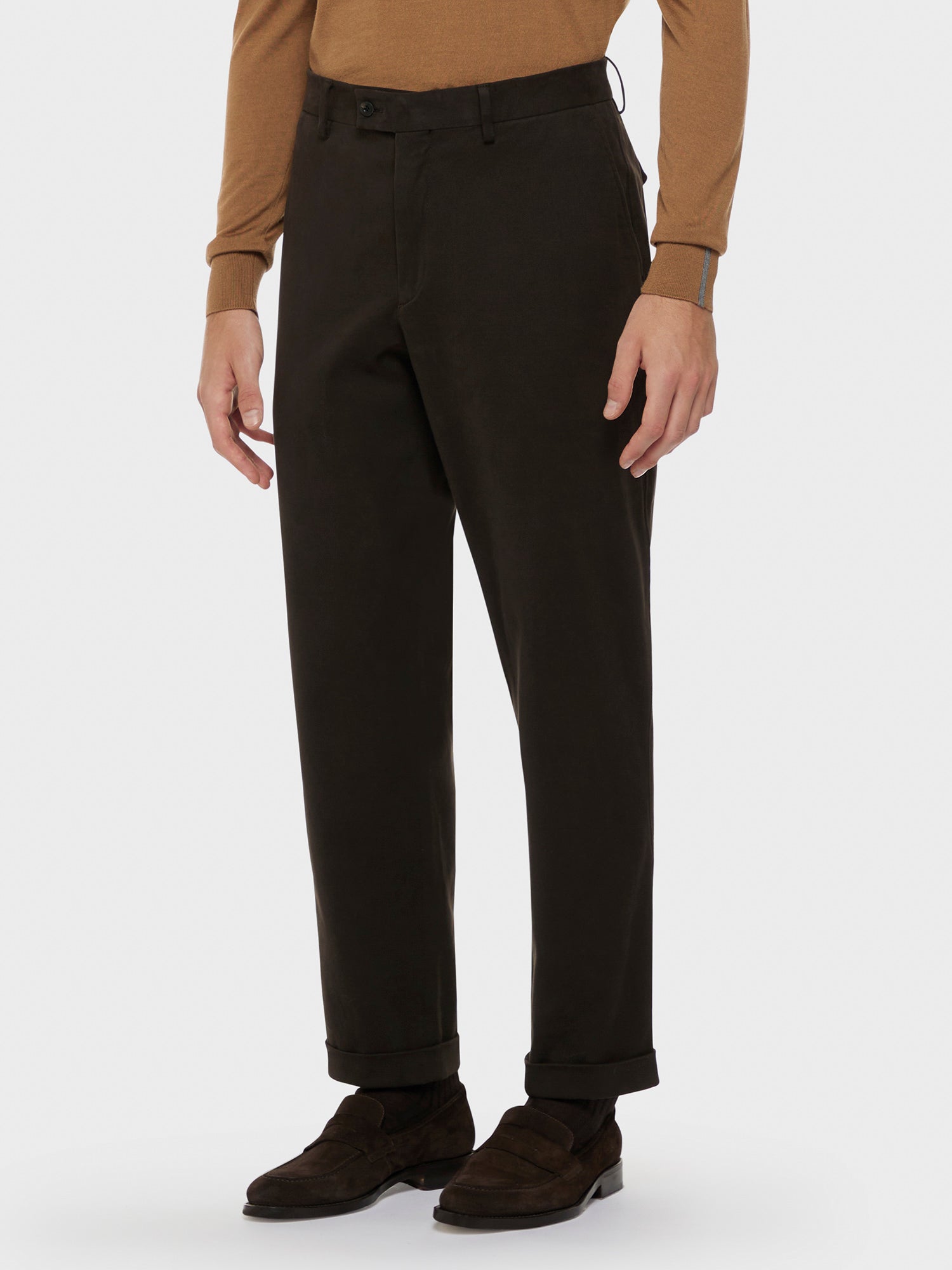 Caruso Menswear Abbigliamento Uomo Pantalone in cotone stretch marrone indossato front
