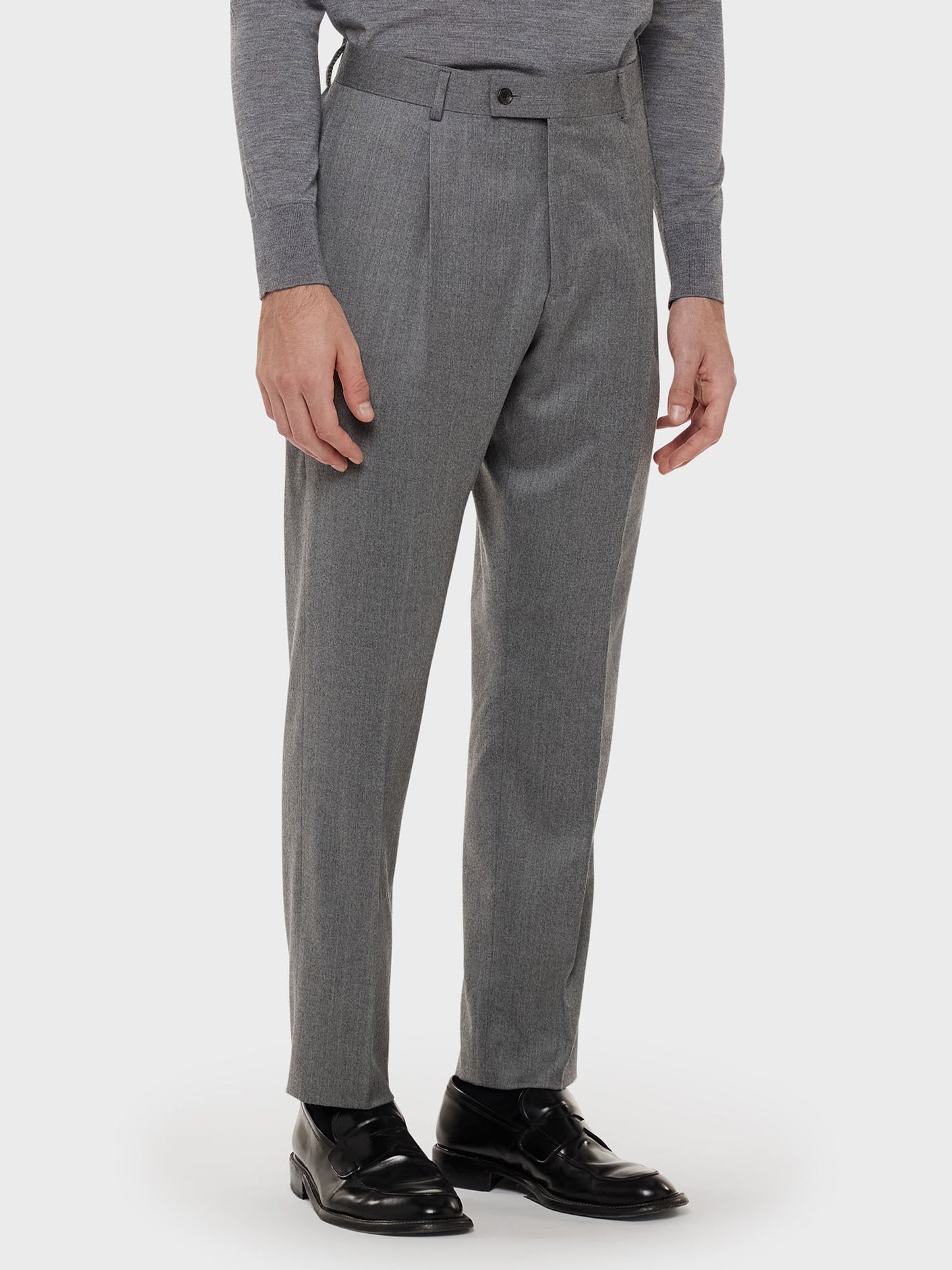 Caruso Menswear Abbigliamento Uomo Pantalone in lana "Nuage" e seta grigio indossato front