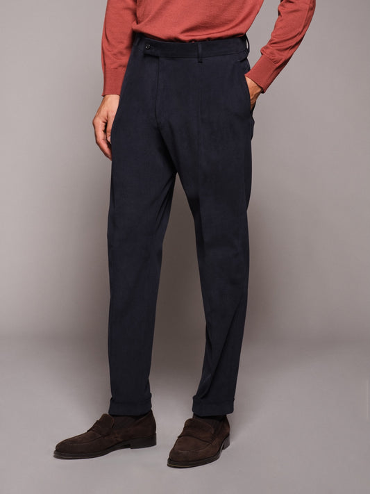 Pantalone carrot fit in gabardina di cotone blu