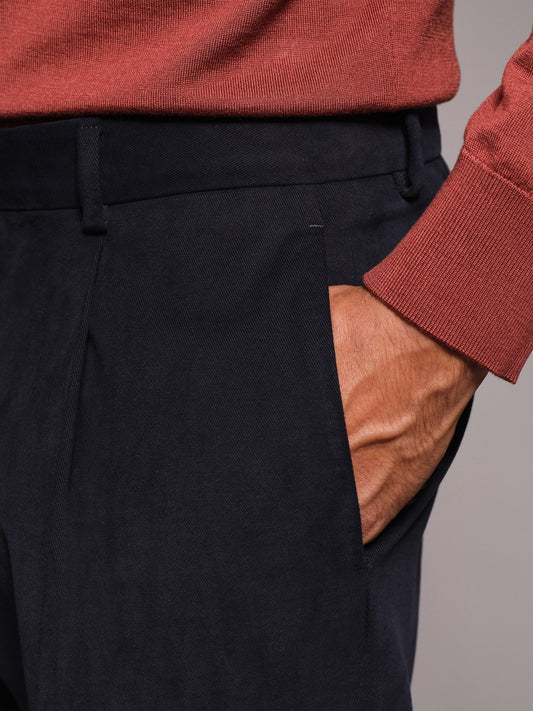 Pantalone carrot fit in gabardina di cotone blu