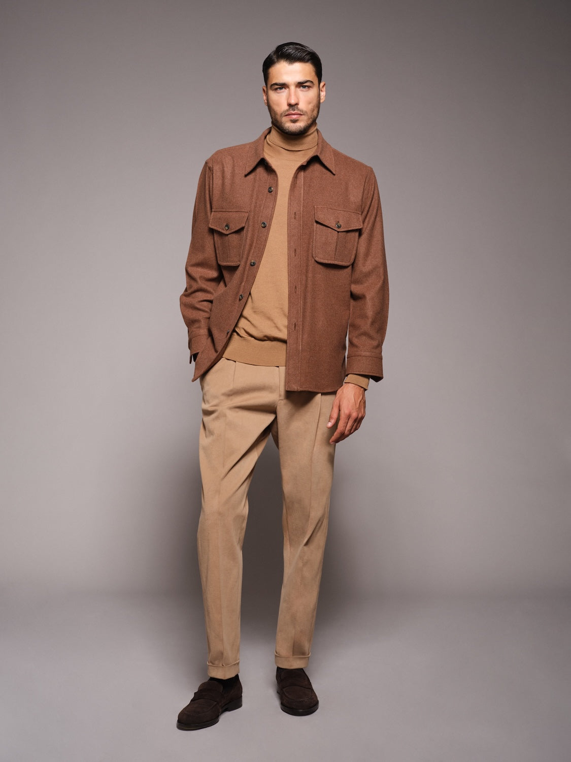 Pantalone carrot fit in gabardina di cotone beige
