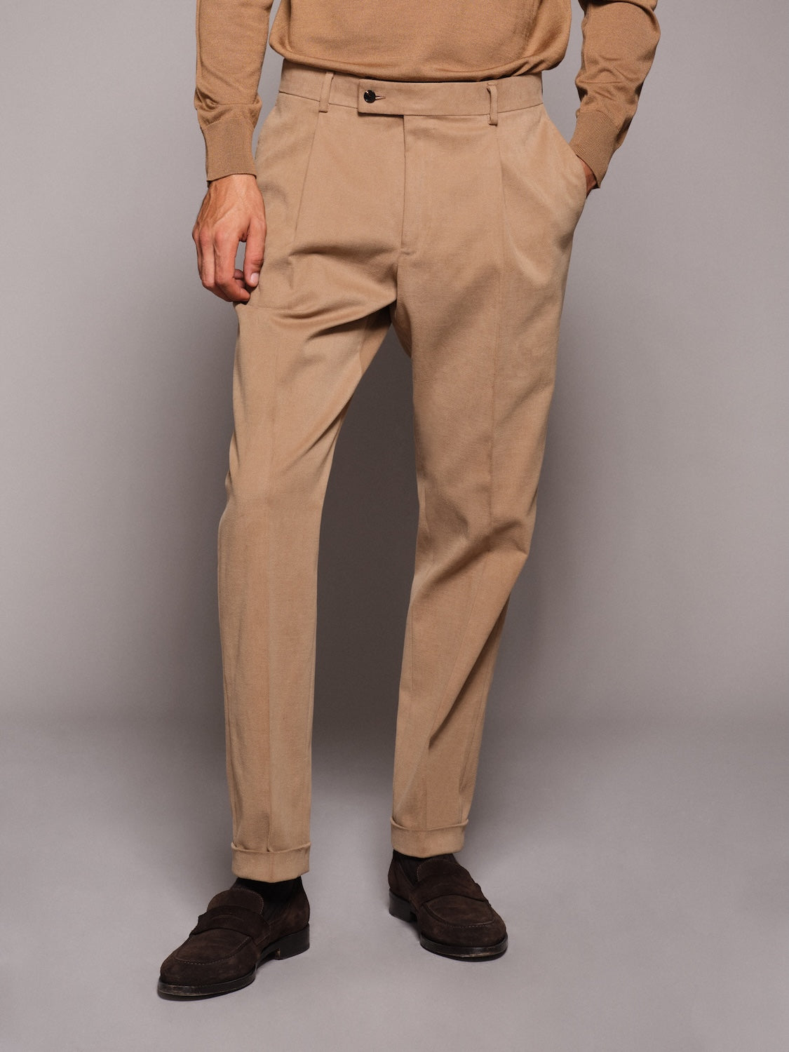Pantalone carrot fit in gabardina di cotone beige