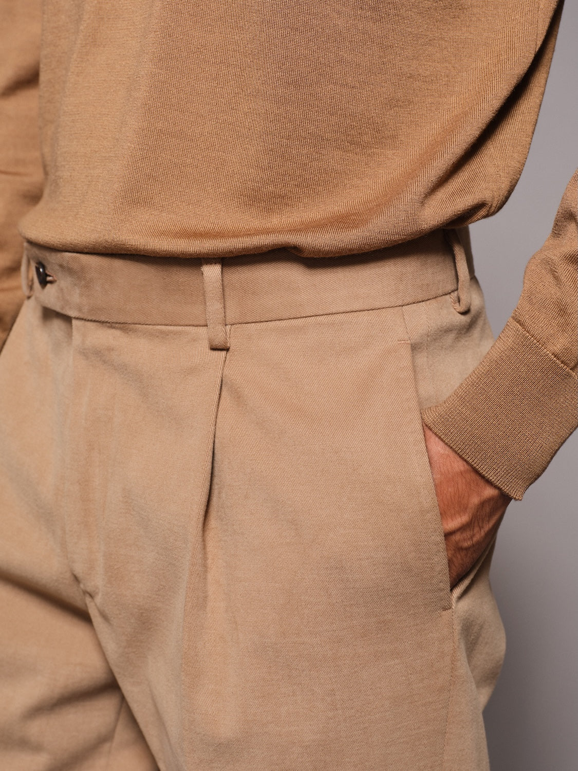 Pantalone carrot fit in gabardina di cotone beige