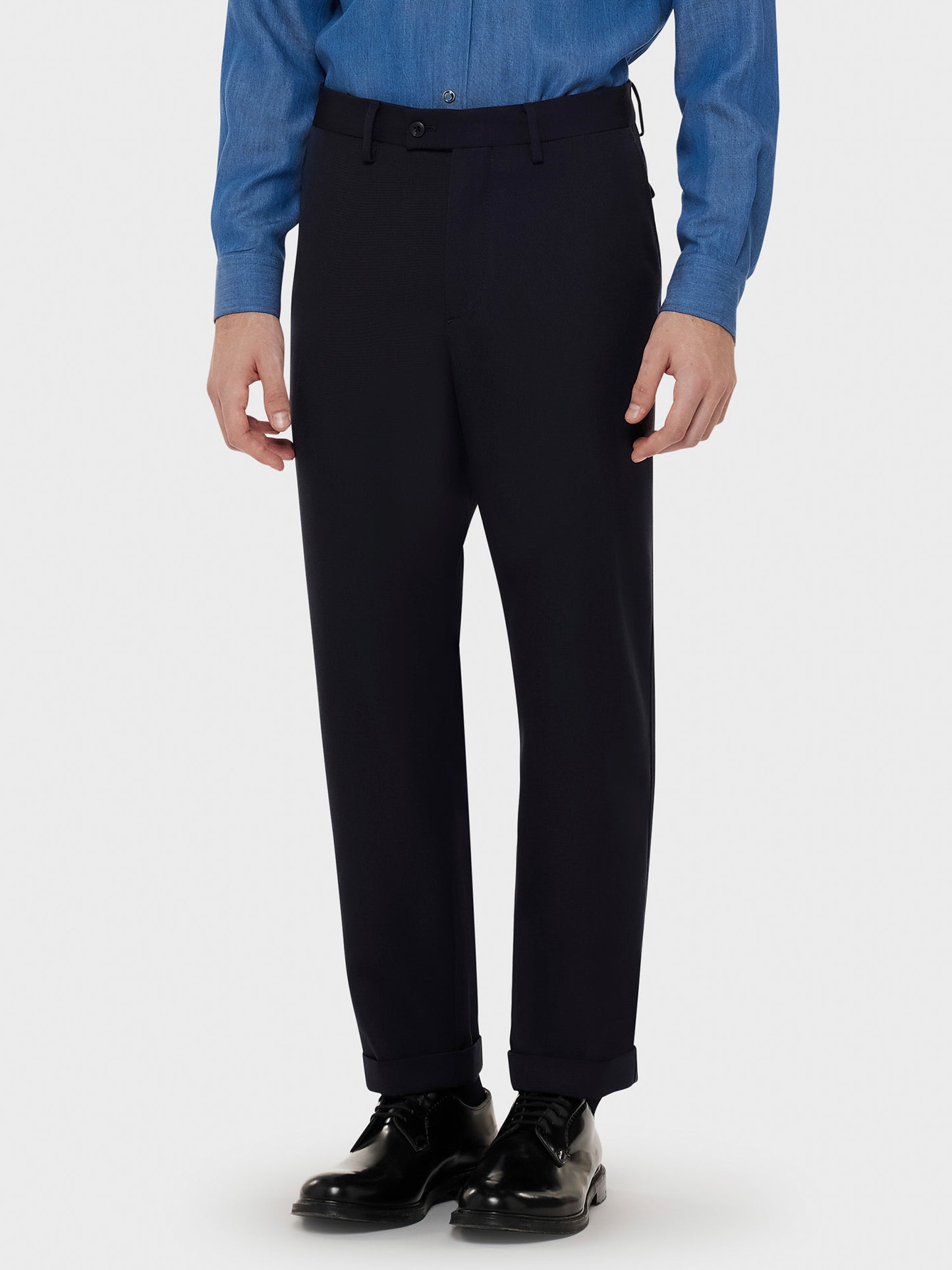 Caruso Menswear Abbigliamento Uomo Pantalone in lana e tessuto tecnico blu indossato front