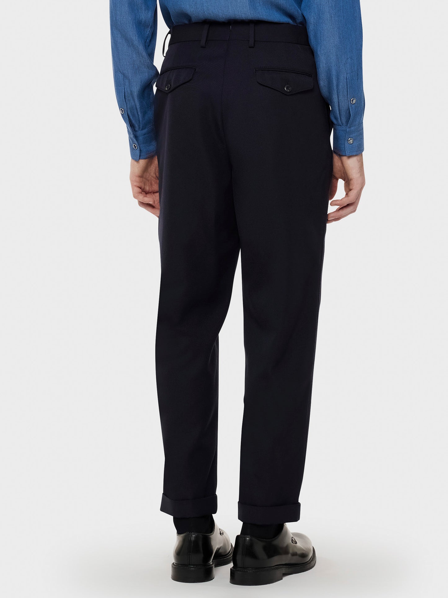 Caruso Menswear Abbigliamento Uomo Pantalone in lana e tessuto tecnico blu indossato back