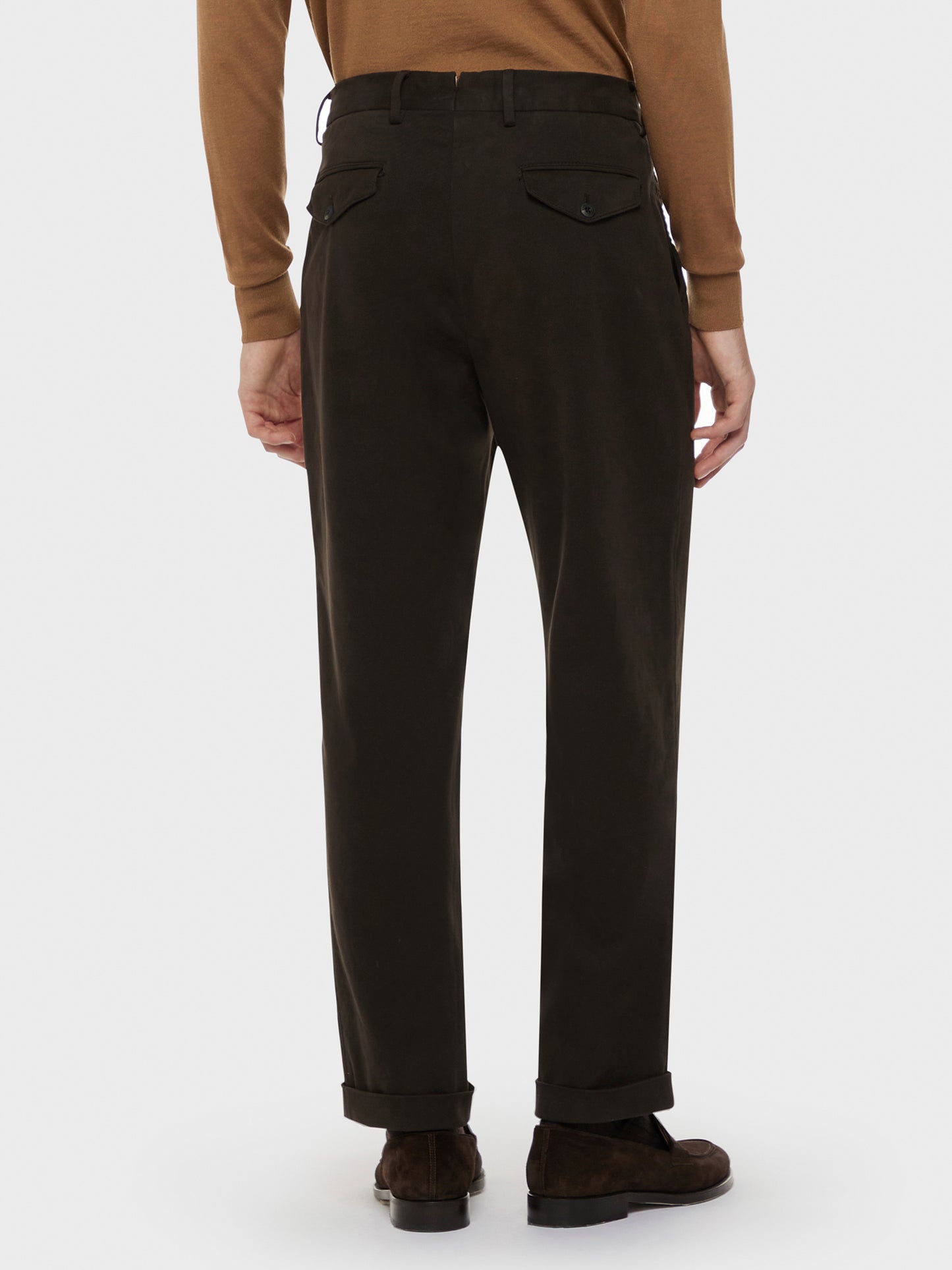 Caruso Menswear Abbigliamento Uomo Pantalone in cotone stretch marrone indossato back
