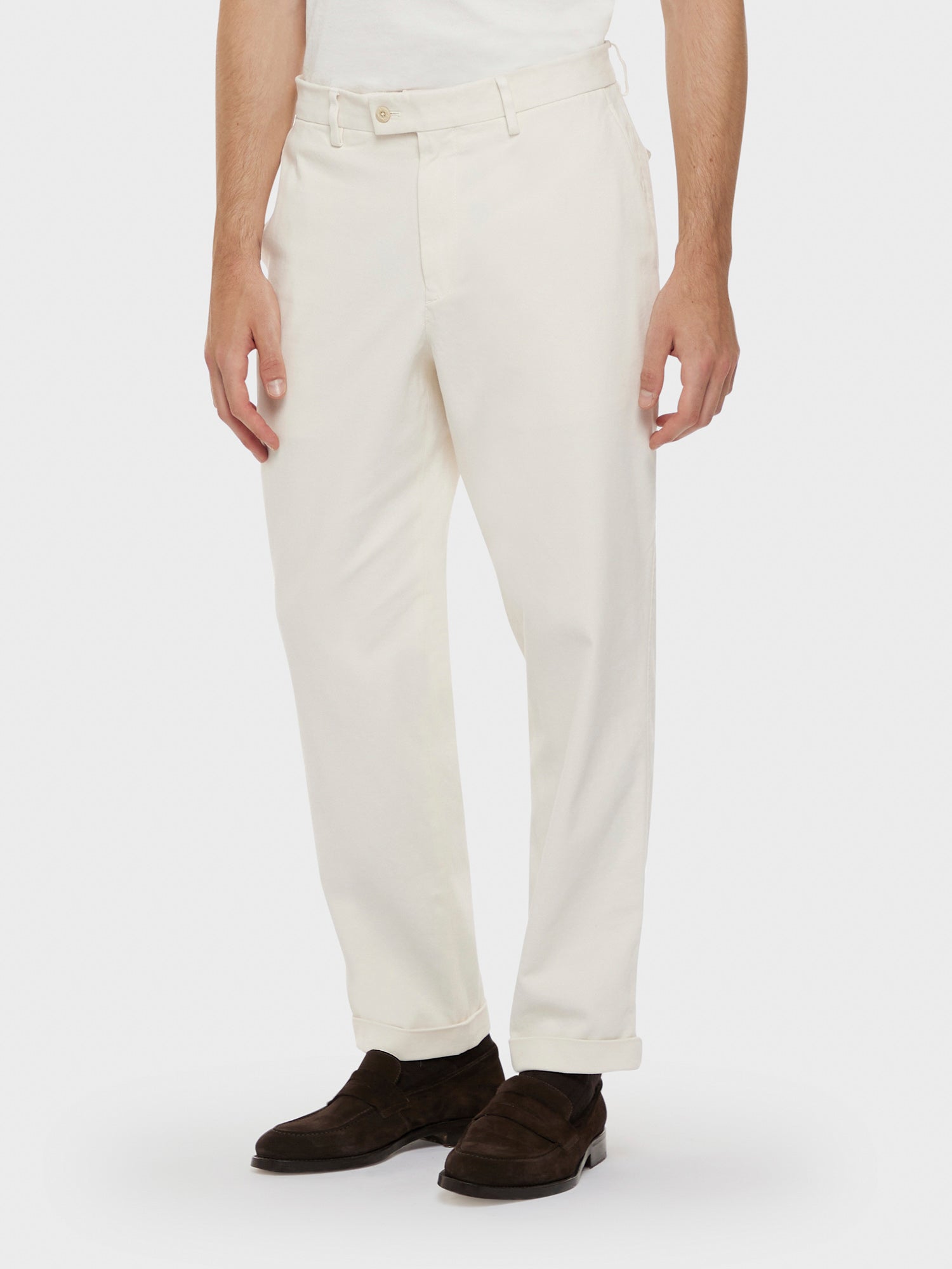 Caruso Menswear Abbigliamento Uomo Pantalone in cotone stretch bianco indossato front