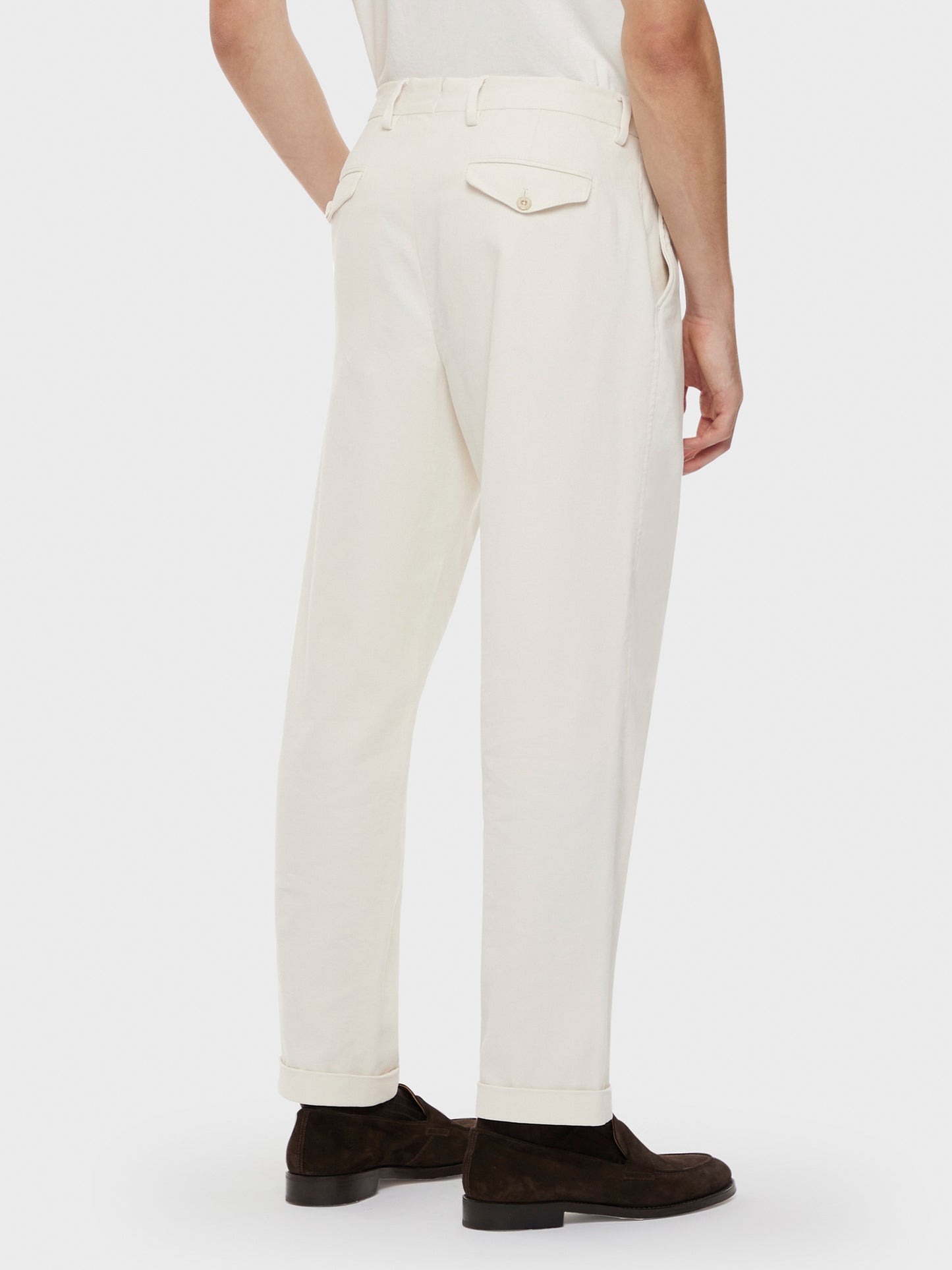 Caruso Menswear Abbigliamento Uomo Pantalone in cotone stretch bianco indossato back