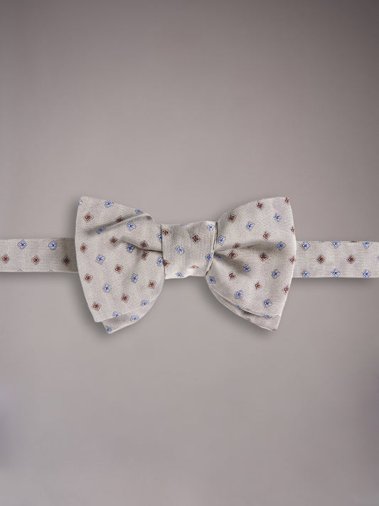 Papillon da annodare grigio in twill di seta con motivo geometrico