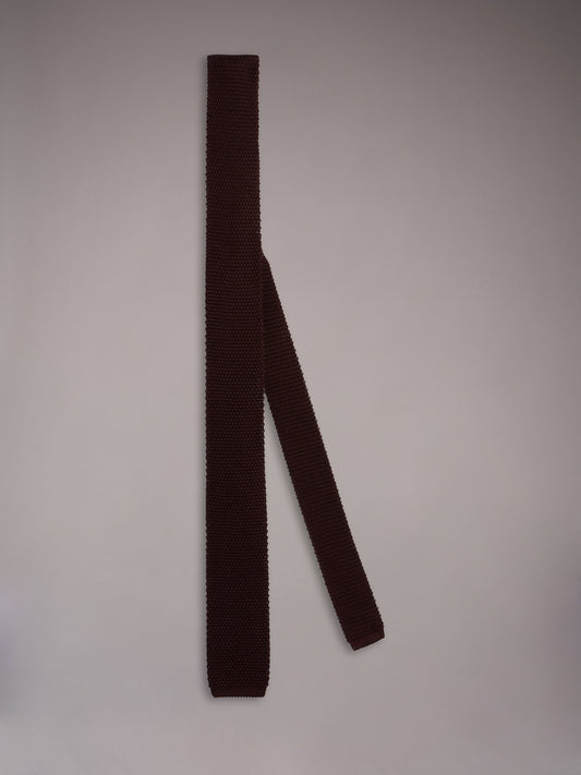 Knitted tie in burgundy silk