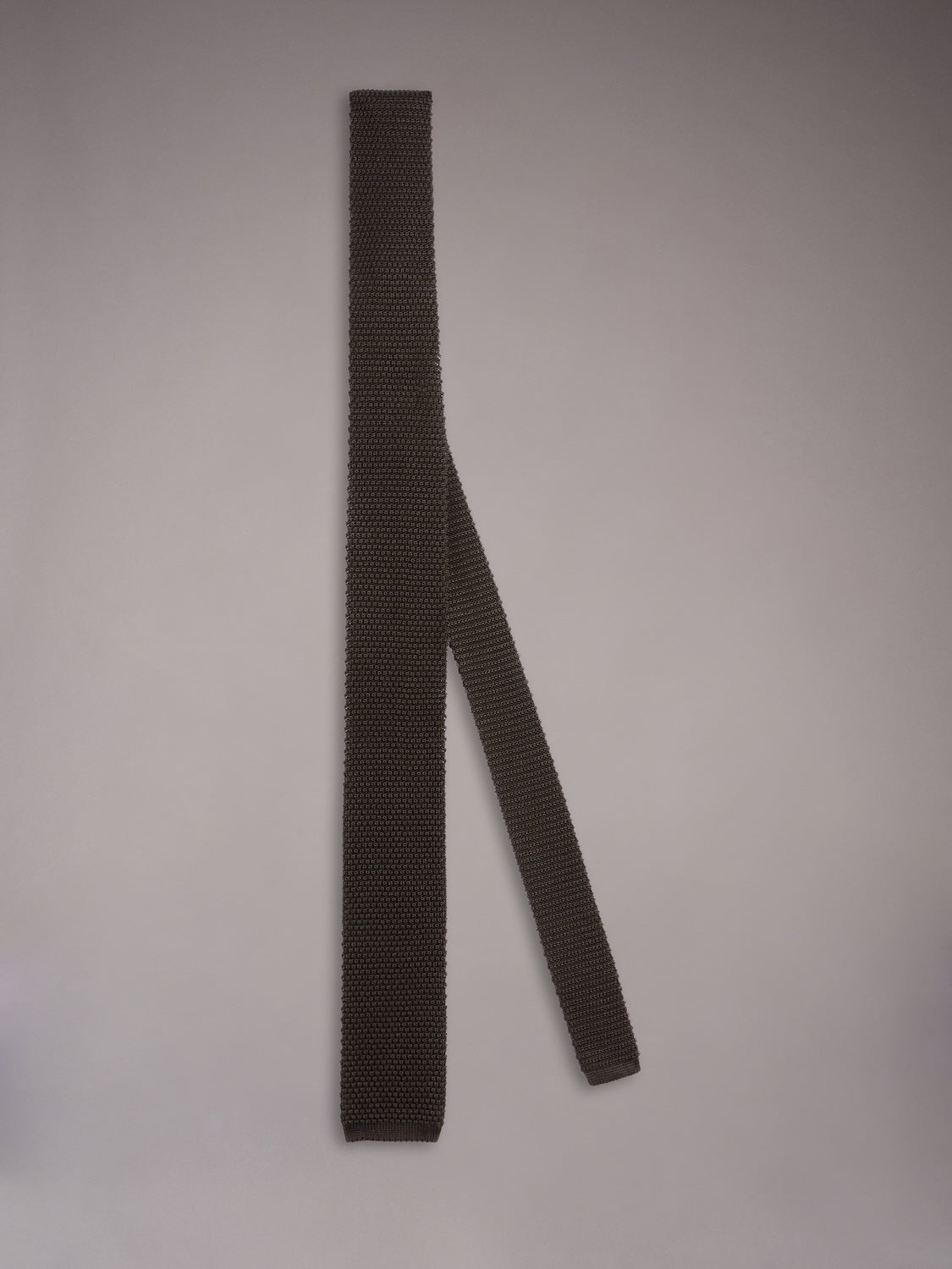 Knitted tie in dark brown silk