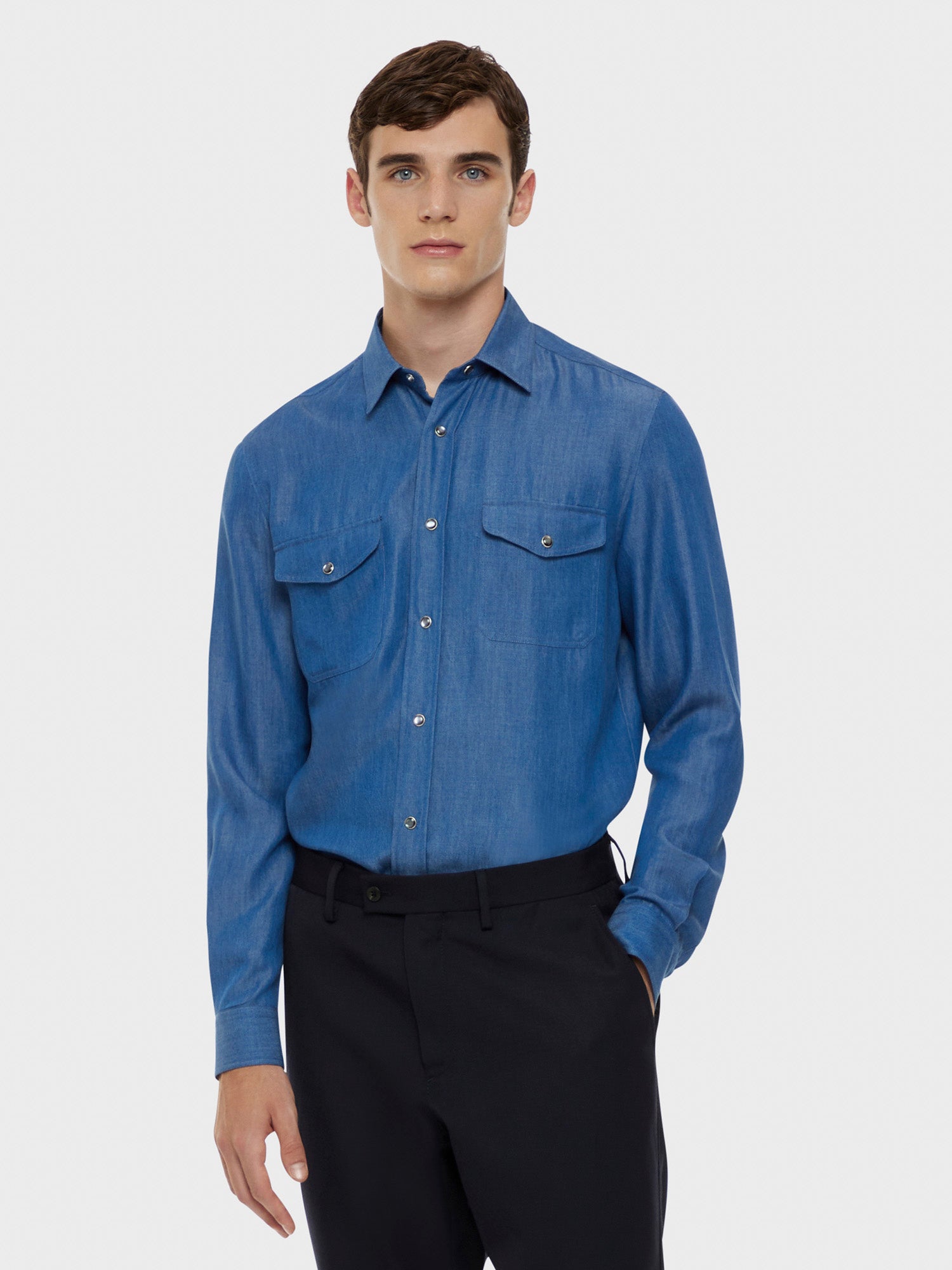 Caruso Menswear Abbigliamento Uomo Camicia in tencel blu denim indossato front