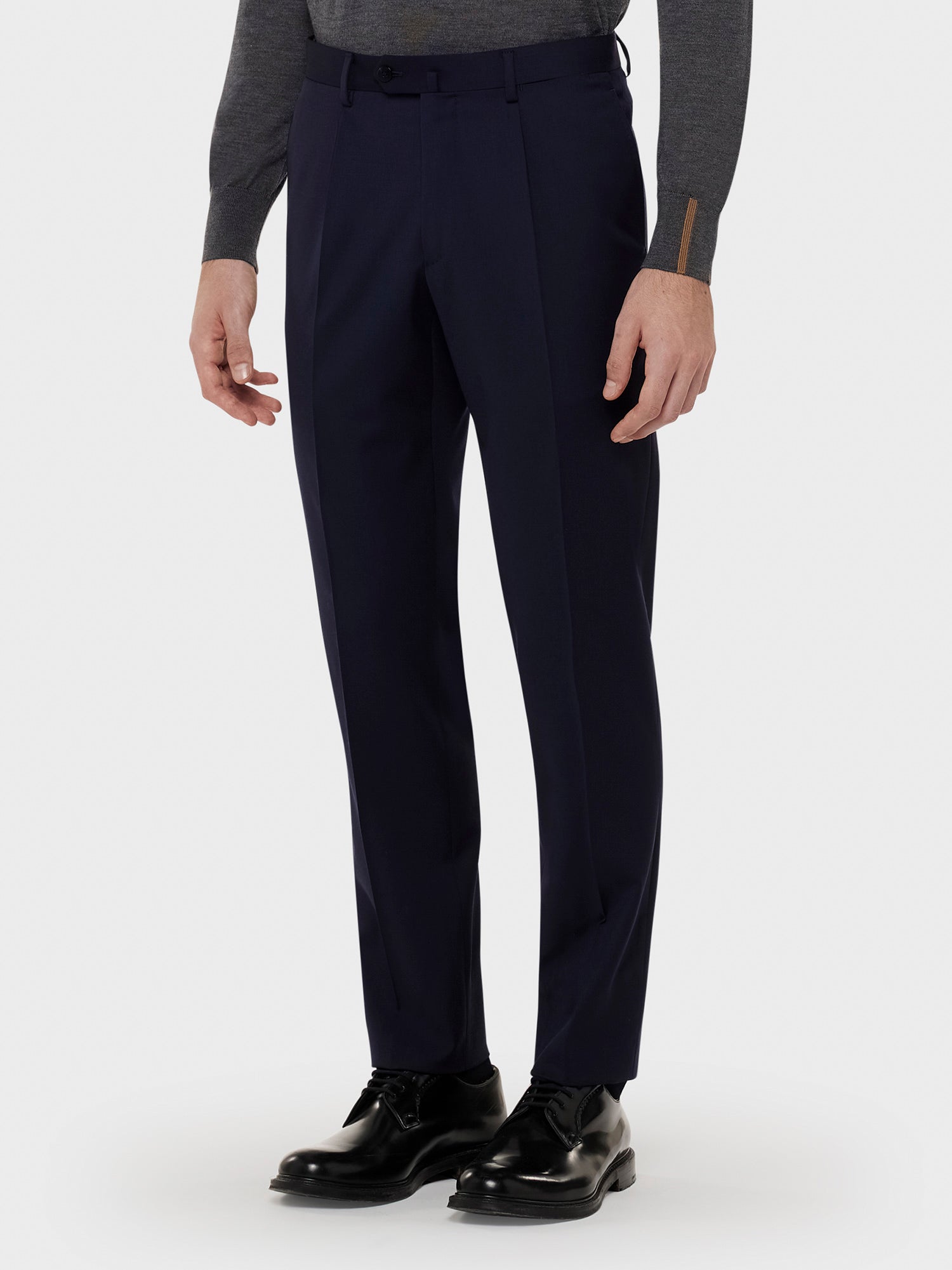 Caruso Menswear Abbigliamento Uomo Pantalone in lana tecnica blu indossato front