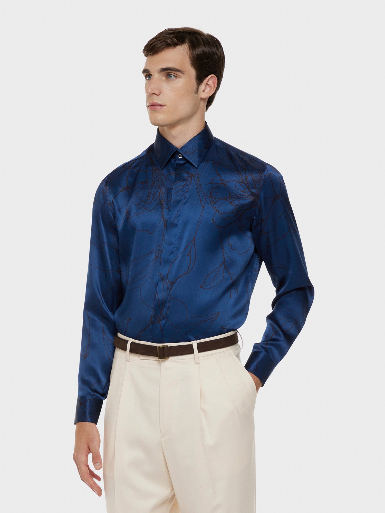 Caruso Menswear Abbigliamento Uomo Camicia in seta floreale blu indossato front