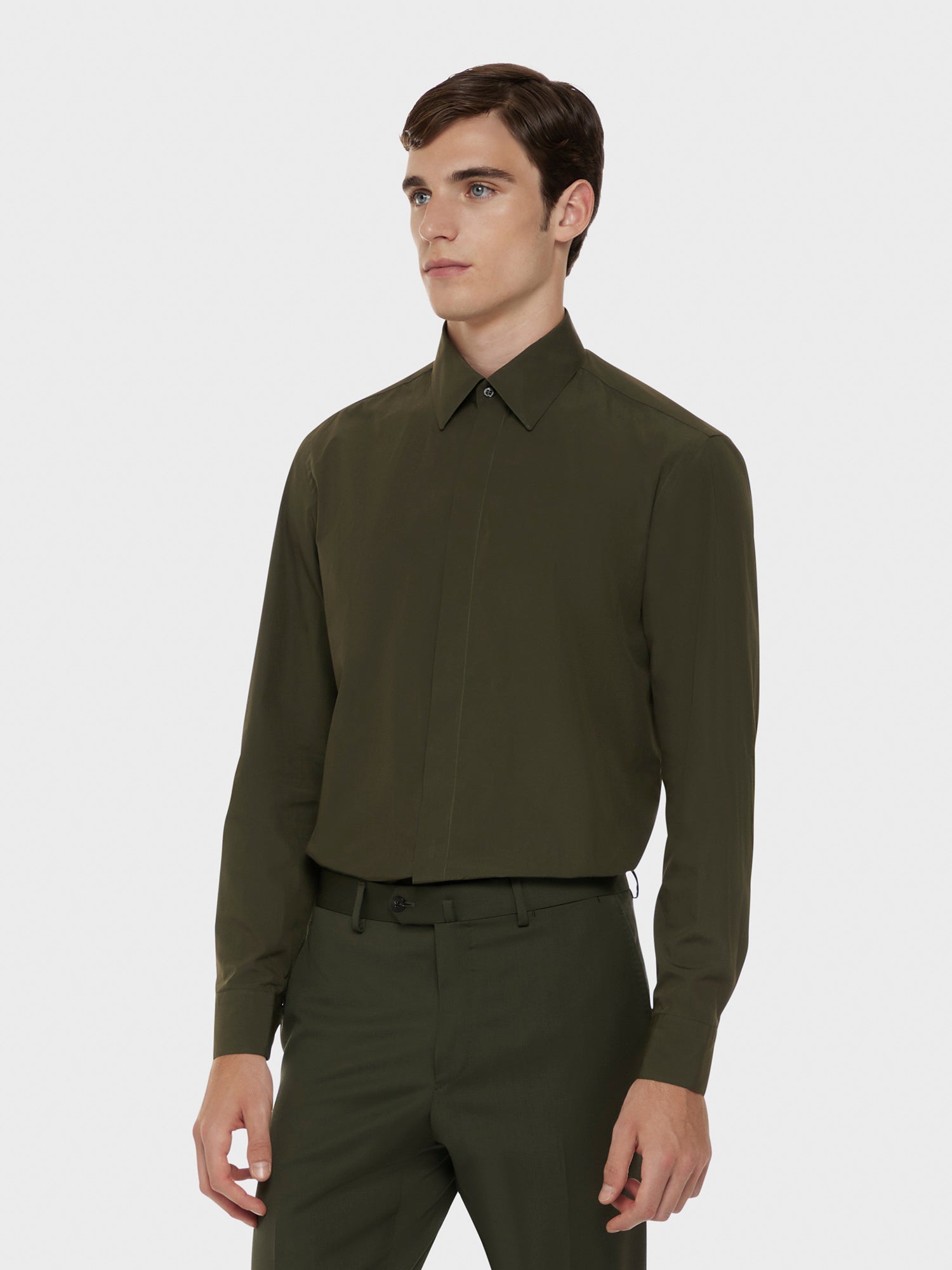Caruso Menswear Abbigliamento Uomo Camicia slim in cotone verde indossato front