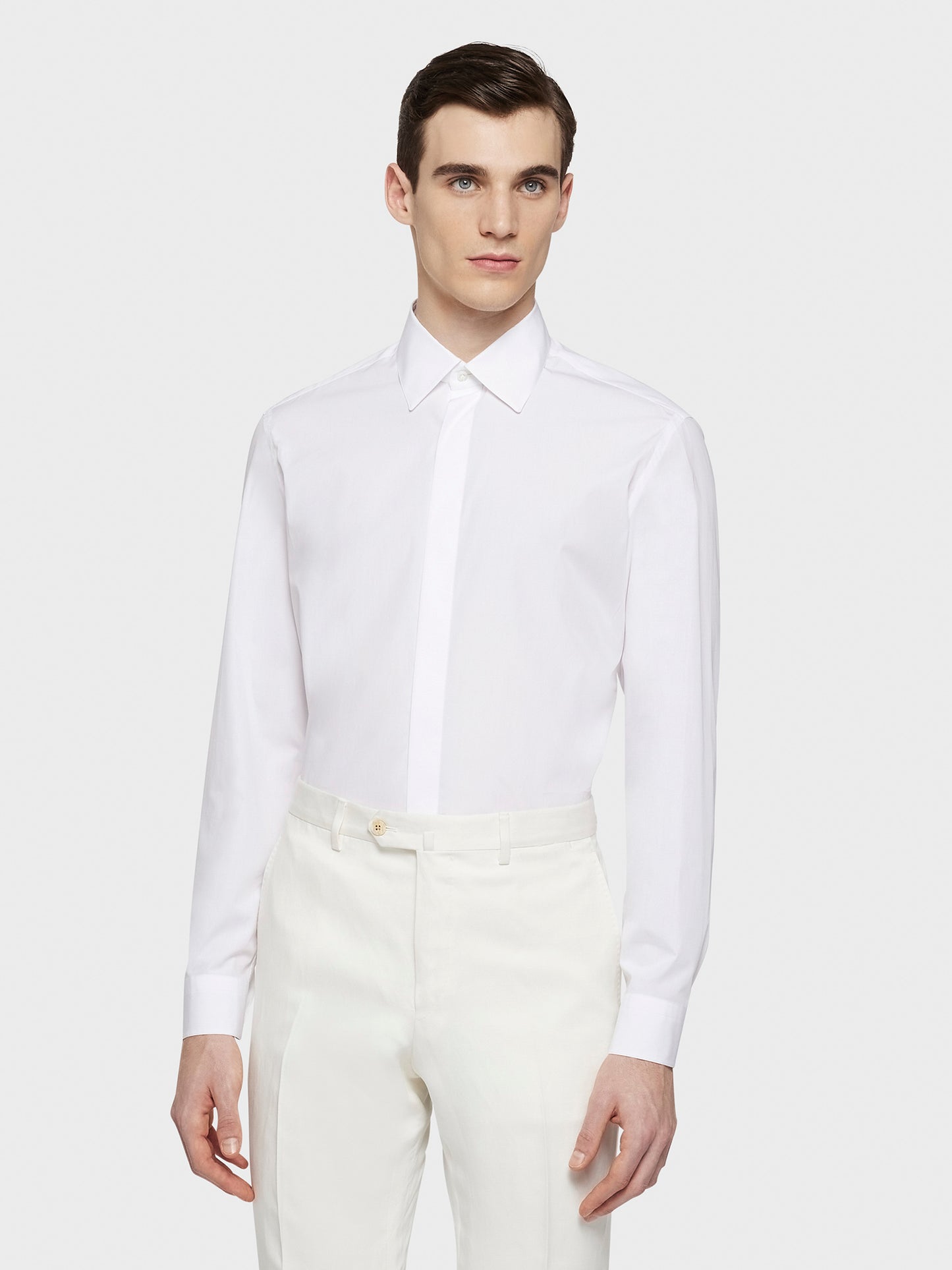 Caruso Menswear Abbigliamento Uomo Camicia slim in cotone bianco indossato front