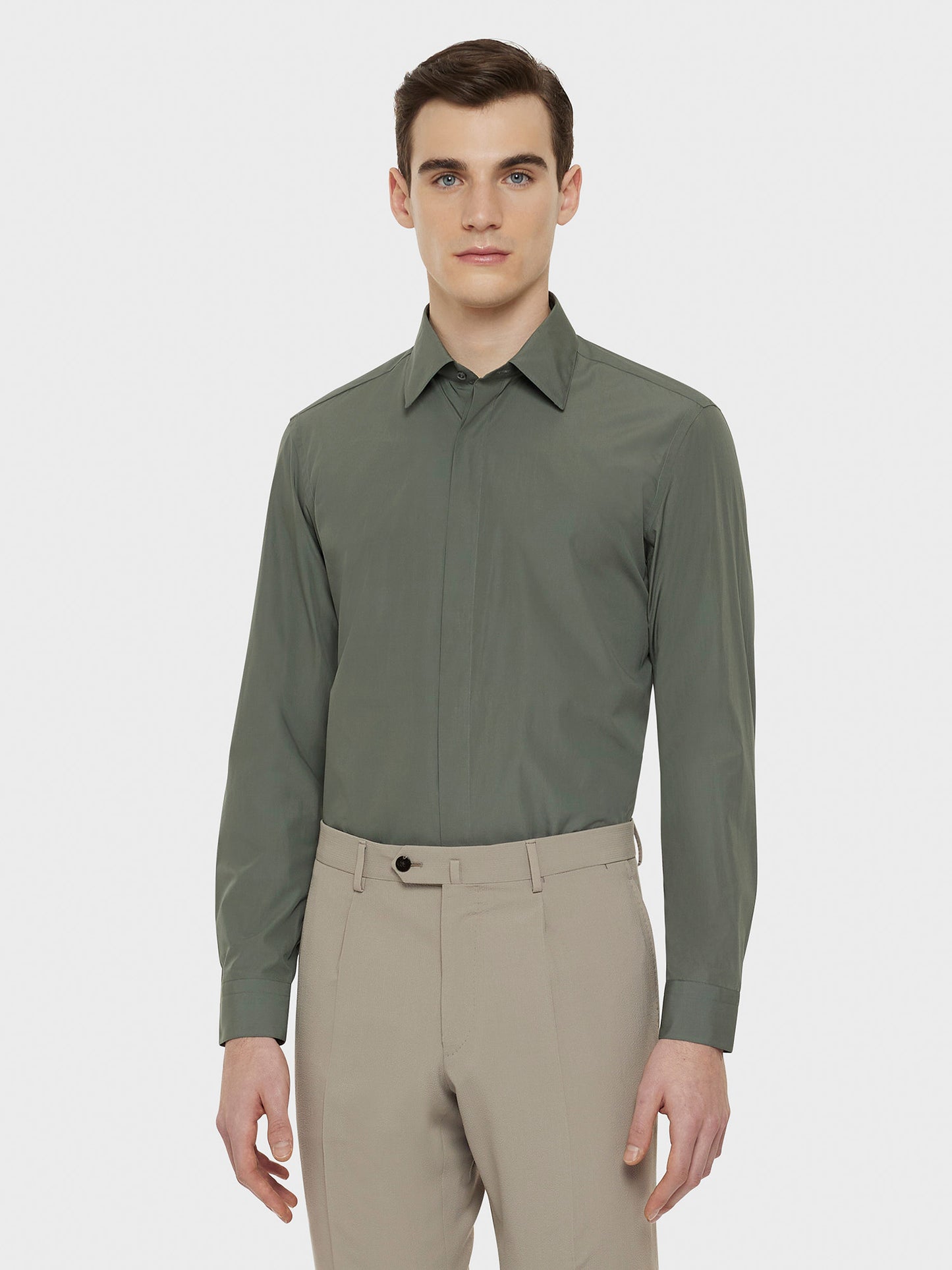Caruso Menswear Abbigliamento Uomo Camicia slim in cotone verde salvia indossato front