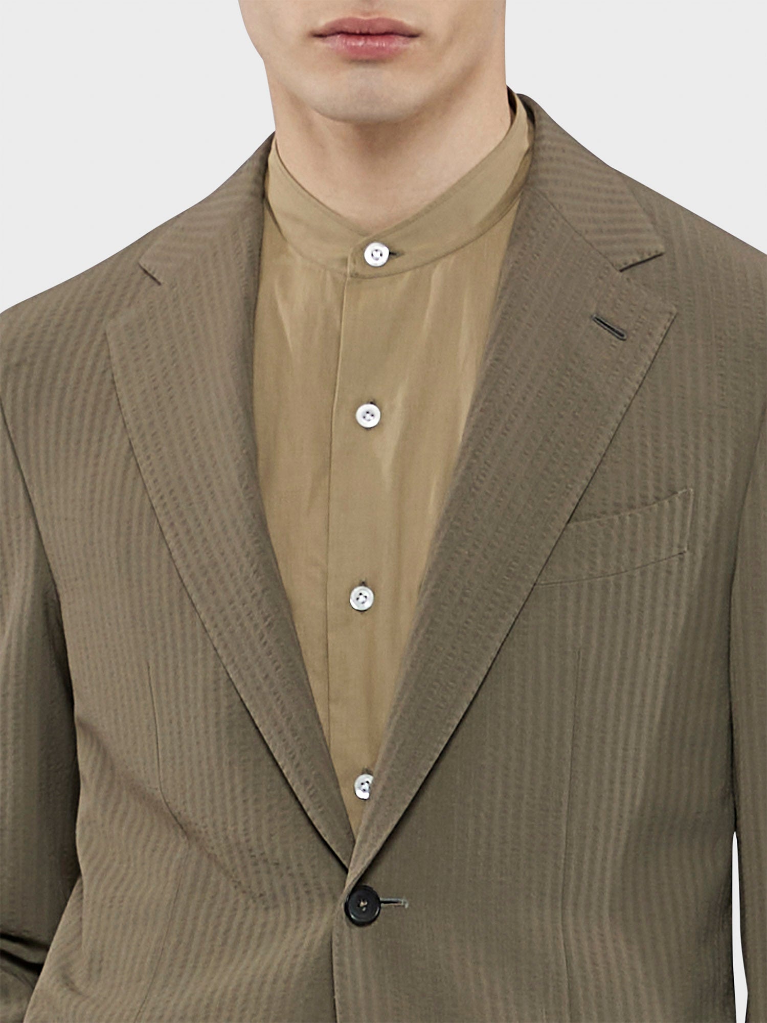 Caruso Menswear Abbigliamento Uomo Abito Aida in Seersucker di lana verde militare drop 8R dettaglio giacca