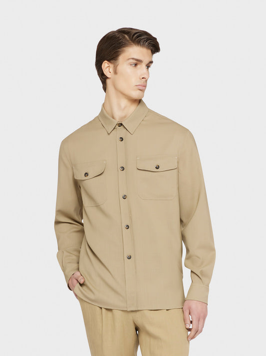 Caruso menswear Abbigliamento Uomo Overshirt estiva in tropical di lana color sabbia Houdini indossato