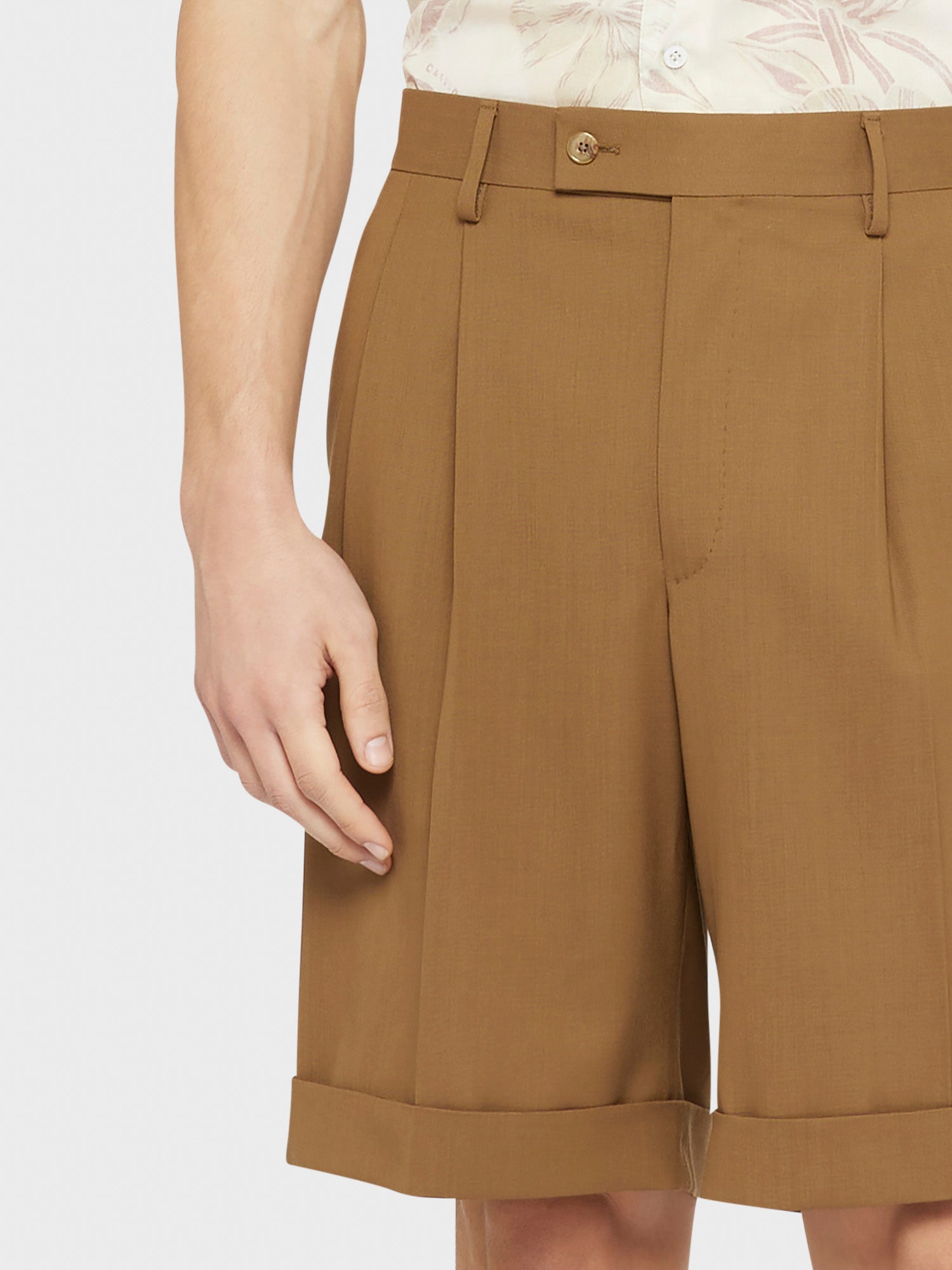 Caruso Menswear Abbigliamento Pantaloni Uomo Bermuda in tropical di lana marrone beige Houdini dettaglio