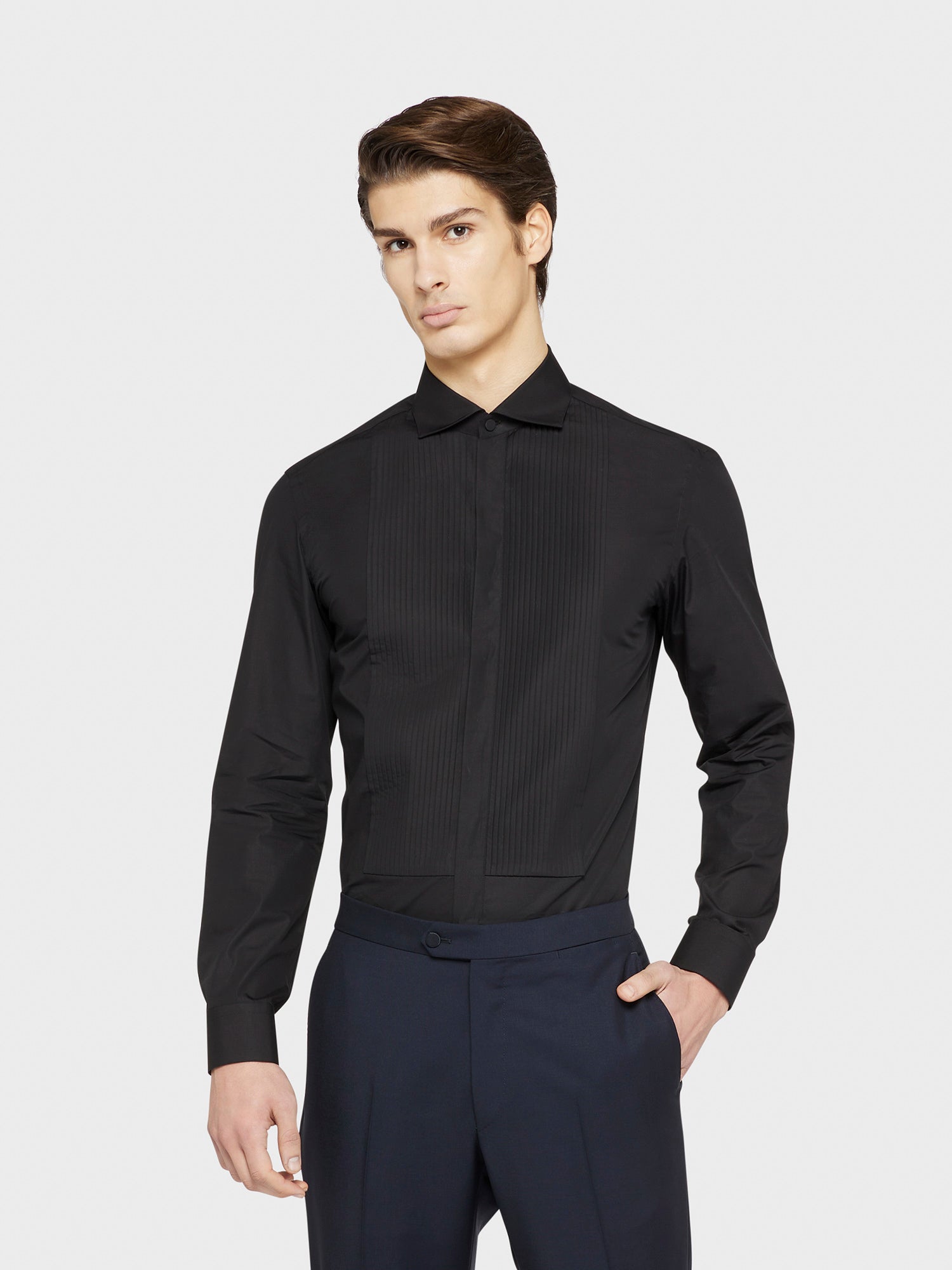 Caruso Menswear Abbigliamento Uomo Camicia slim fit in cotone nero con plastron indossato