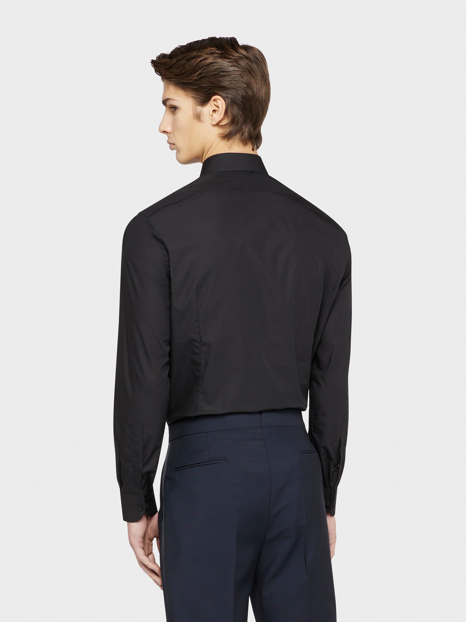 Caruso Menswear Abbigliamento Uomo Camicia slim fit in cotone nero con plastron indossato back